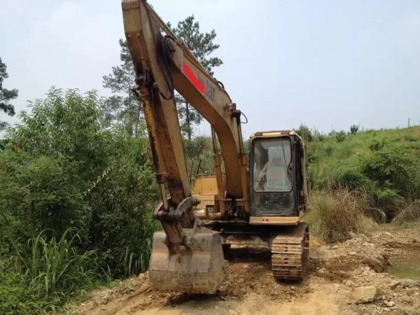 Buy cheap Second Hand Cat Heavy Equipment Excavator 84kw Net Power 2433kg Operating Weight from wholesalers