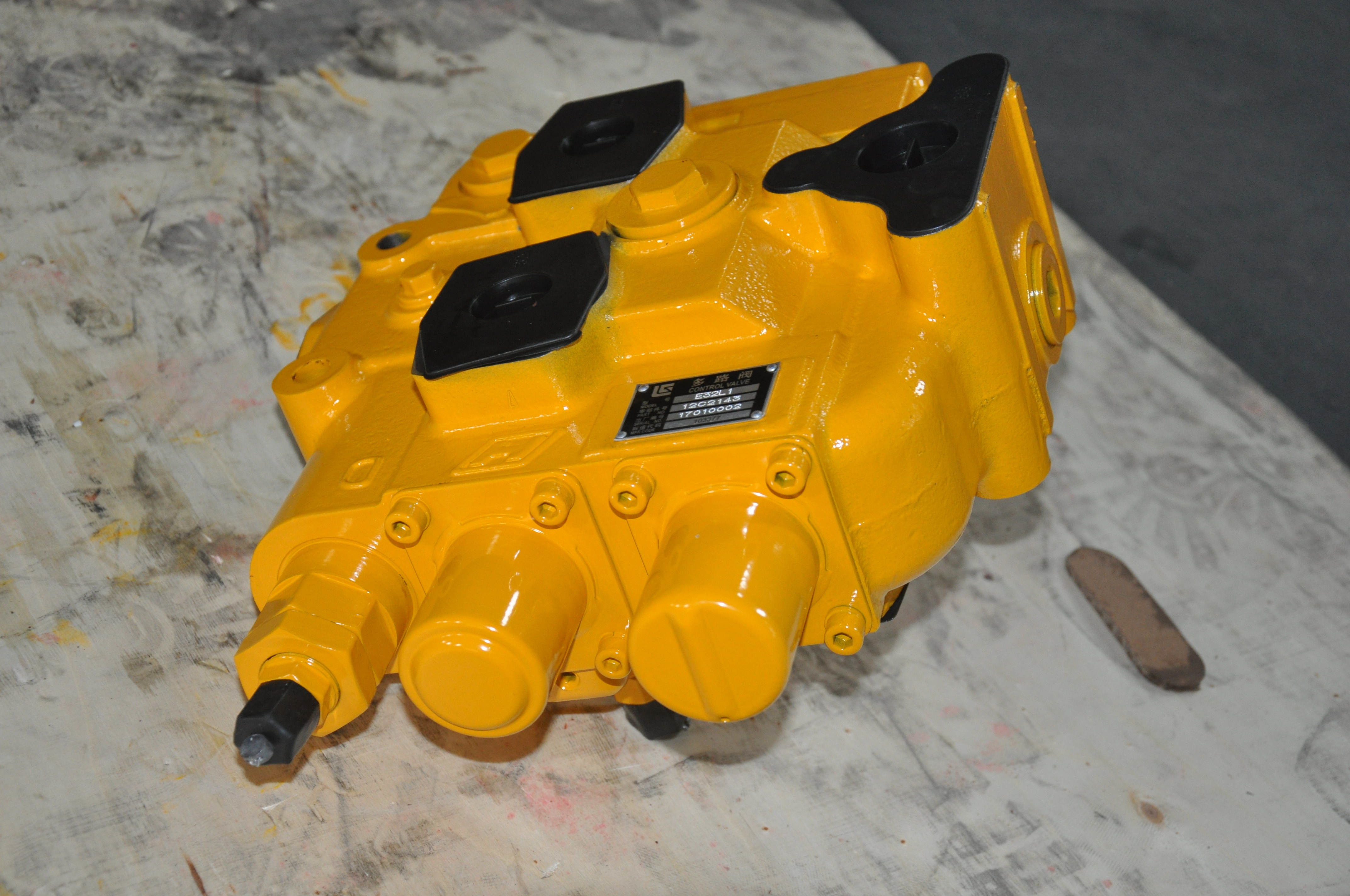 Rust Resistant 12C2143 Hydraulic Control Valve Wheel Loader Spare Parts