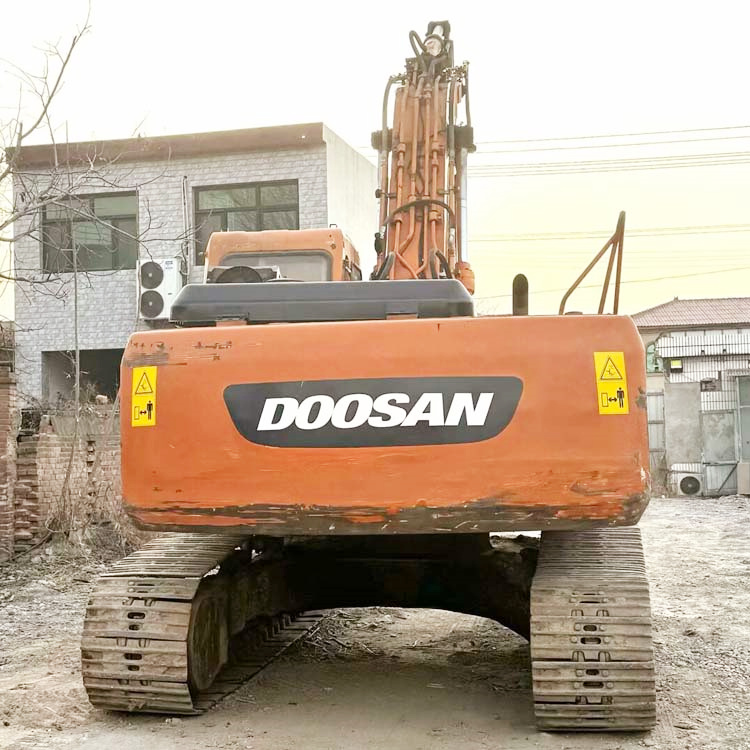 Medium 22 Ton Doosan DH225-7 Excavator from South Korea with Operating Weight of 21800 KG