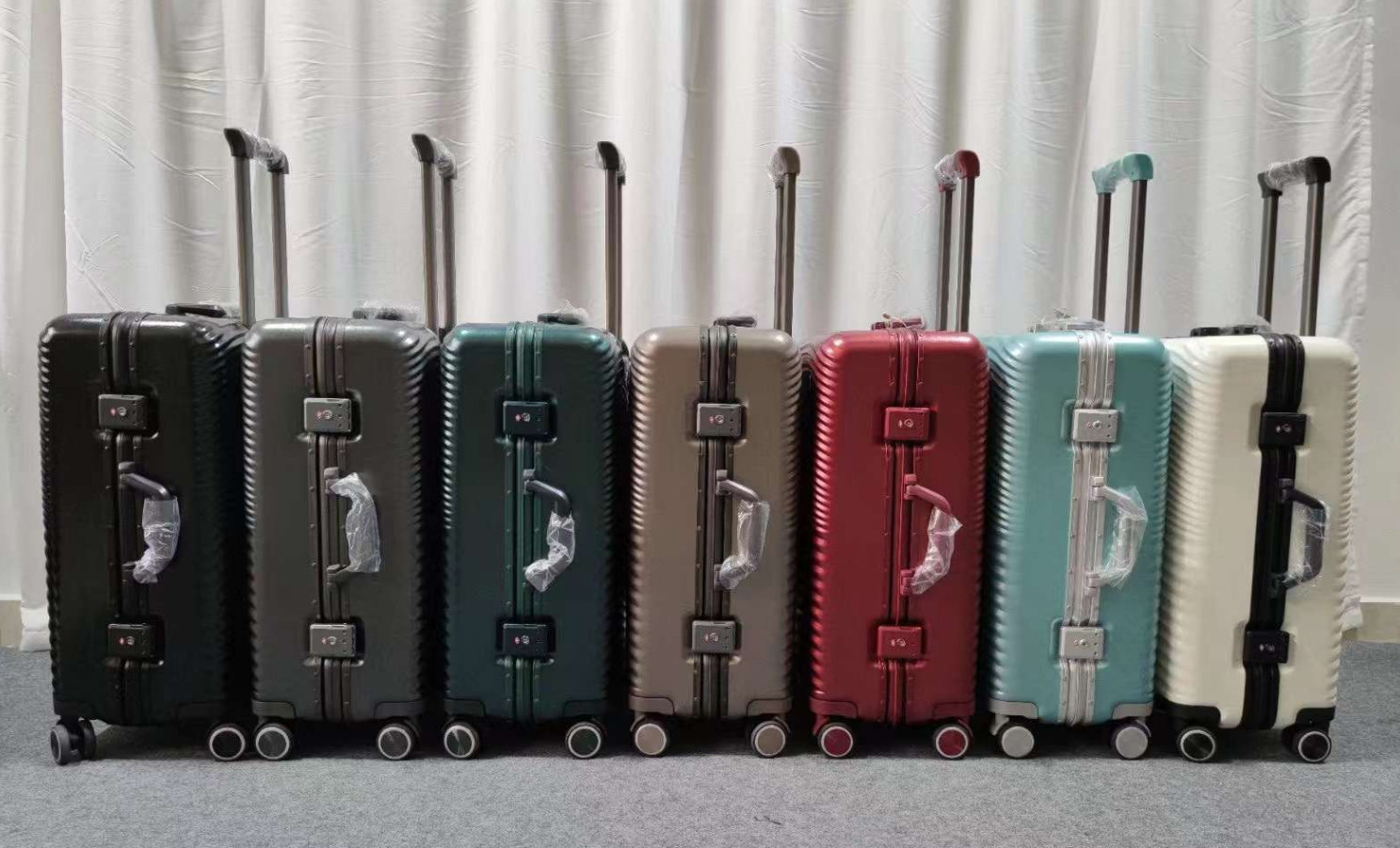 Factory Sale Business Travel Luggage 4 Spinner 360 Degree Wheels Luggage Set