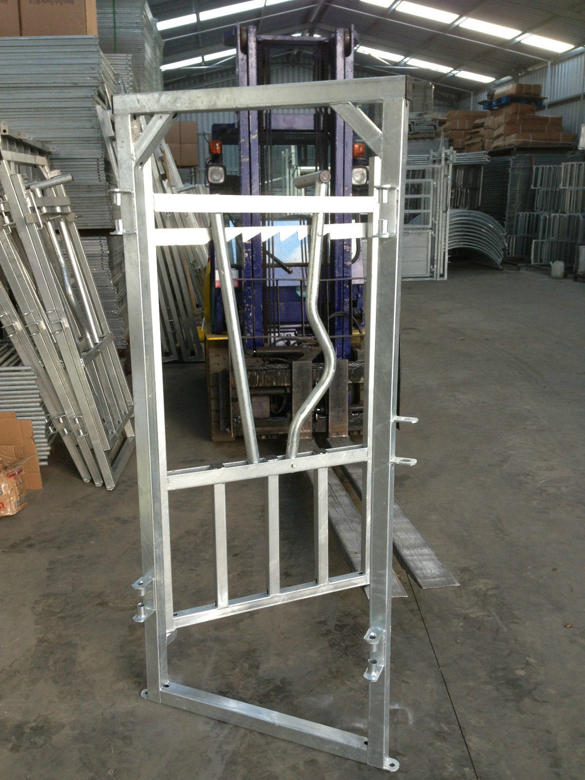 Carbon Steel 2.25m Height Livestock Handling Equipment For Cattle Yard