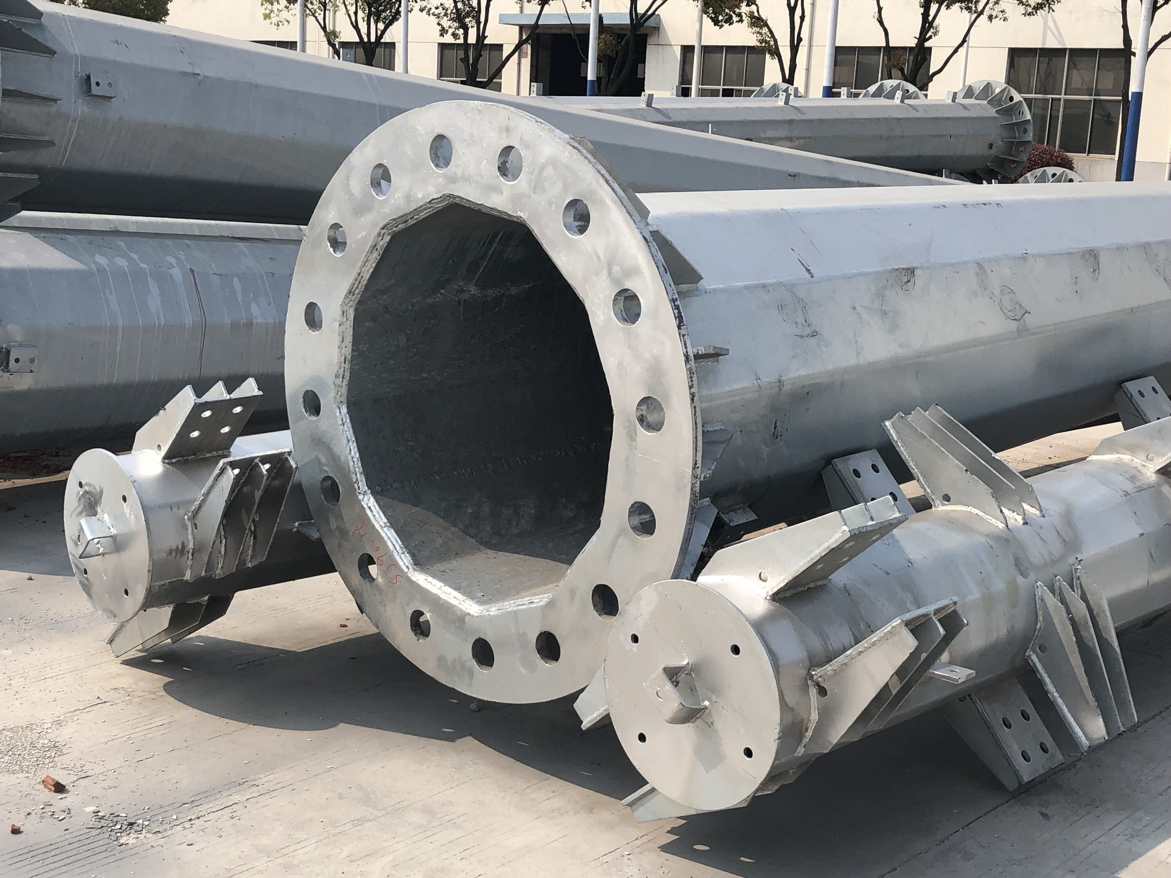 Low Voltage Dodecagonal Galvanized Electric Pole With Bitumen Painted 20m