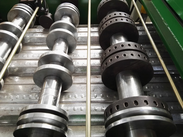 0.8-1.2mm Thickness 30Kw Auotomatic Galvanized Steel Floor Decking Roll Forming Machine