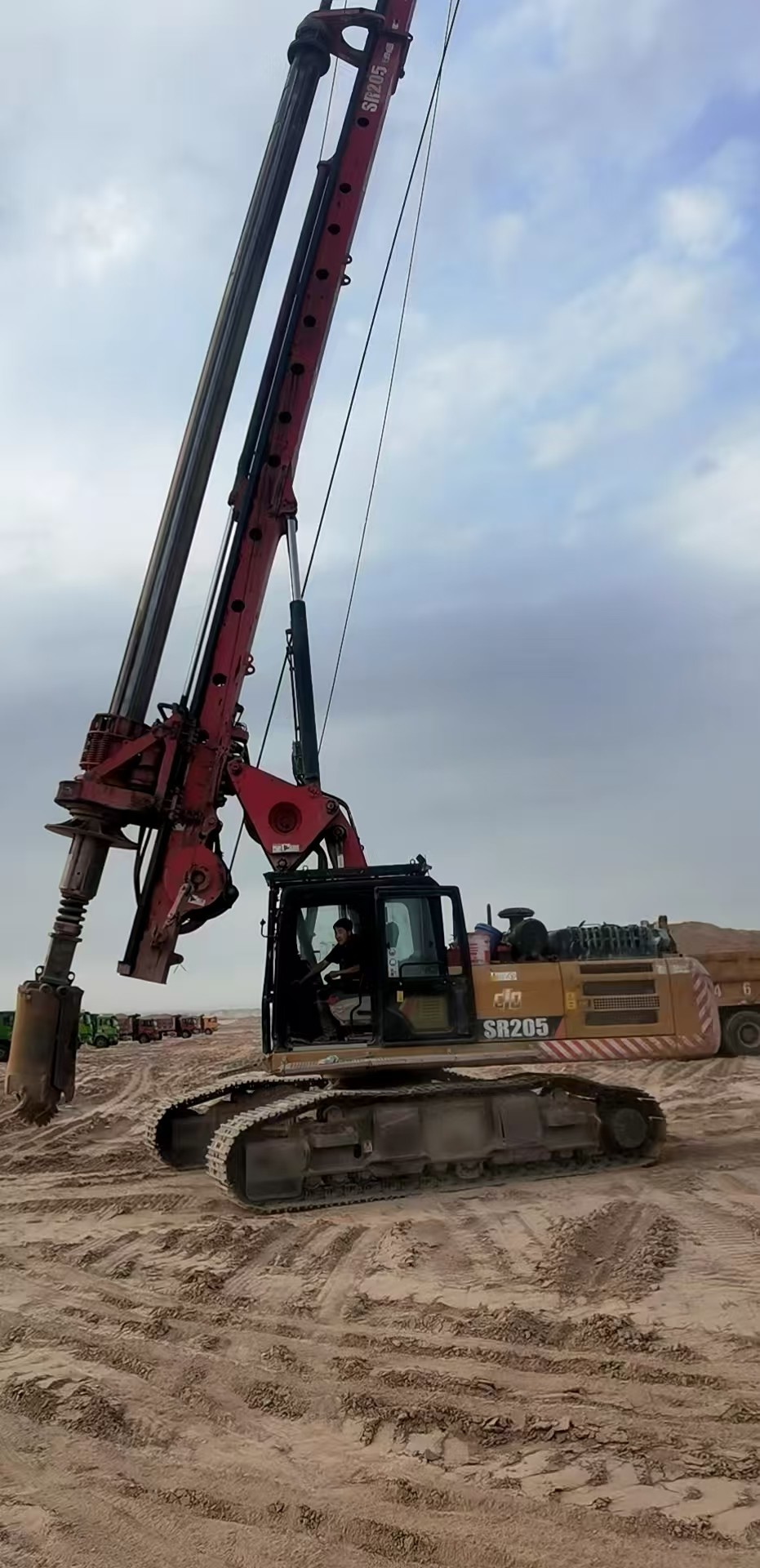 SANY rotary drilling machine (SR155) adopts machine lock rod, please call if necessary