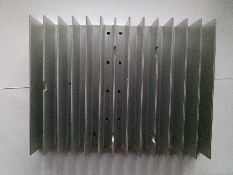 Extruded Aluminum HeatSink Silver Anodizing CNC Machining Cool Fin Heat Sink CE GS For LED Lighting