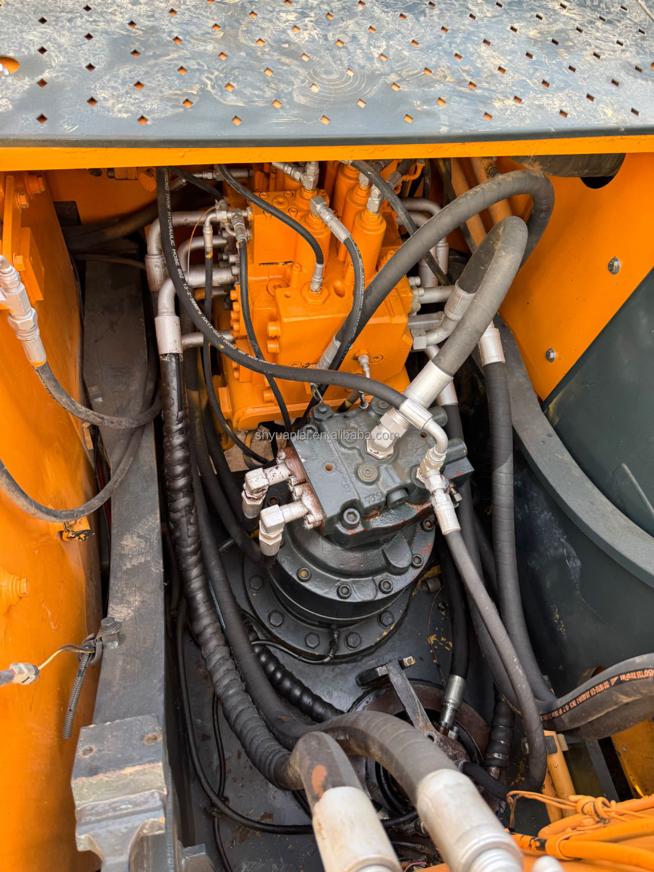 Selling 90% of new and second-hand Hyundai 220 excavators, old excavators, and old hook machines at a low price