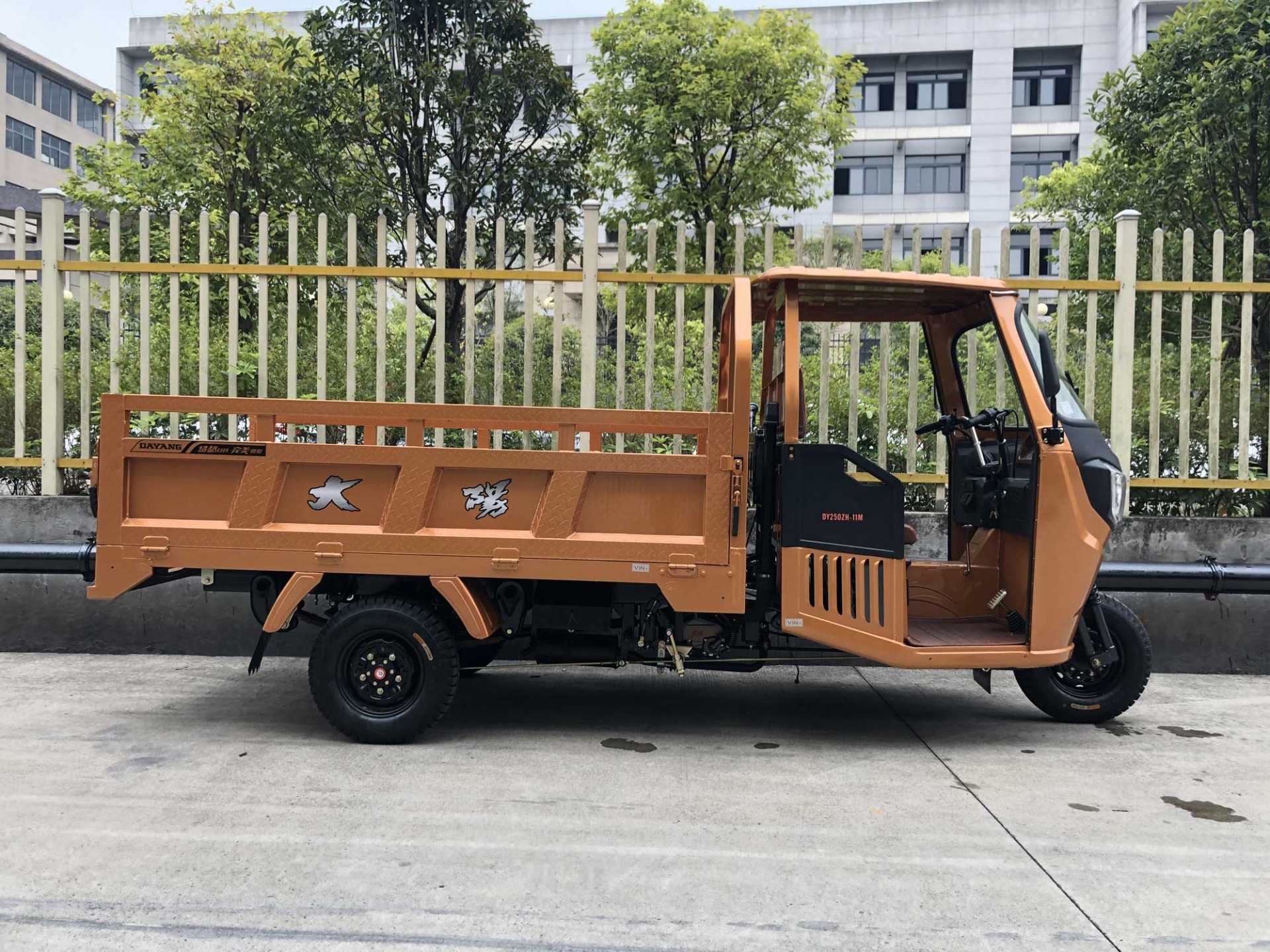 Hydraulic Rear Brake Standard Size Motorized Cargo Cabin Tricycle for Cooling Mode