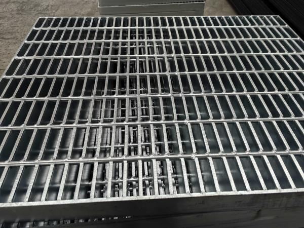 Modern Silver 3mm Cross Bar Pitch Industrial Welded Steel Grating Hot Galvanized