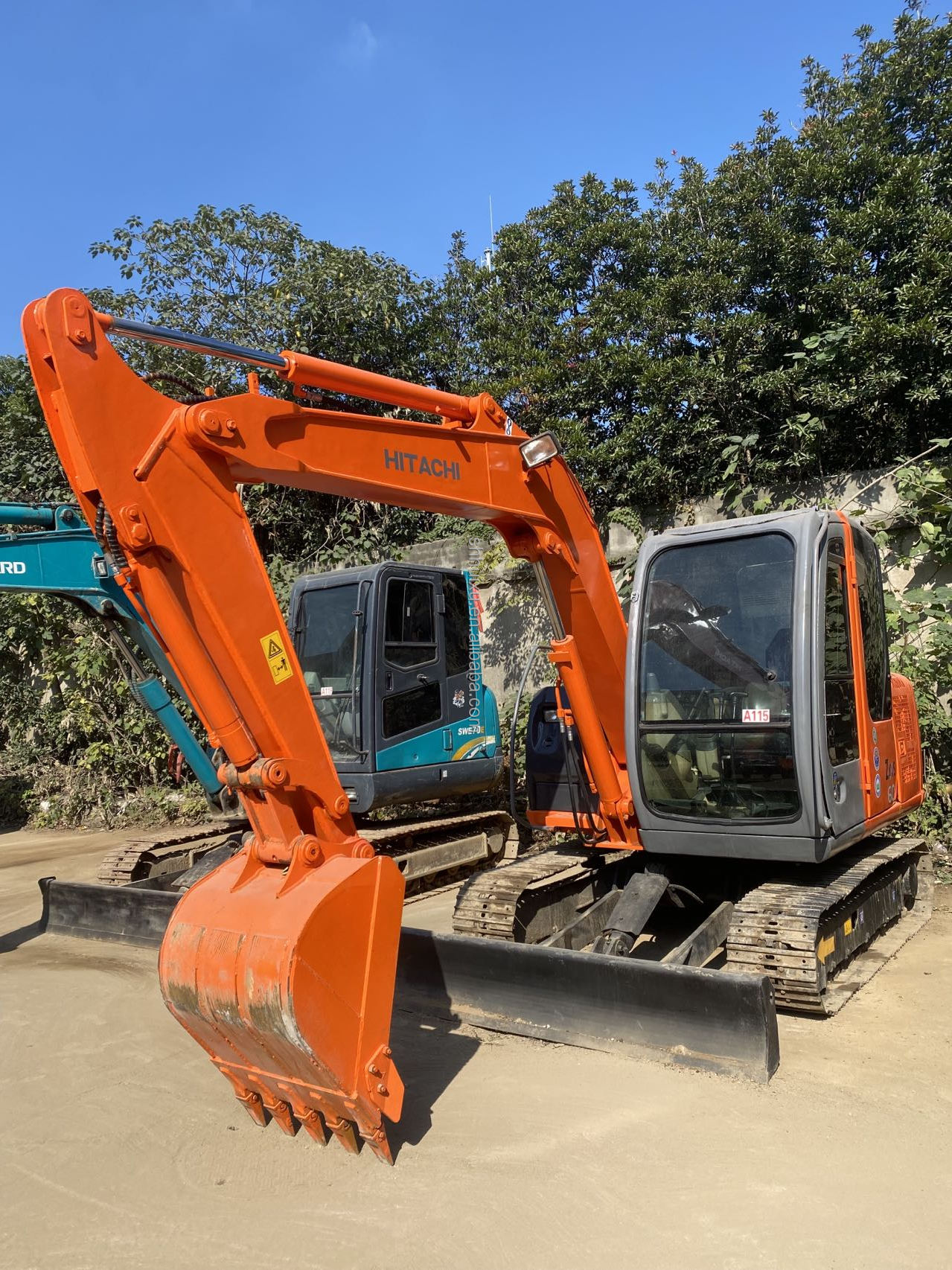 Buy used hitachi zx60 crawler excavator price 6 ton hydraulic zaxis 60 excavadora for sale zx60-5