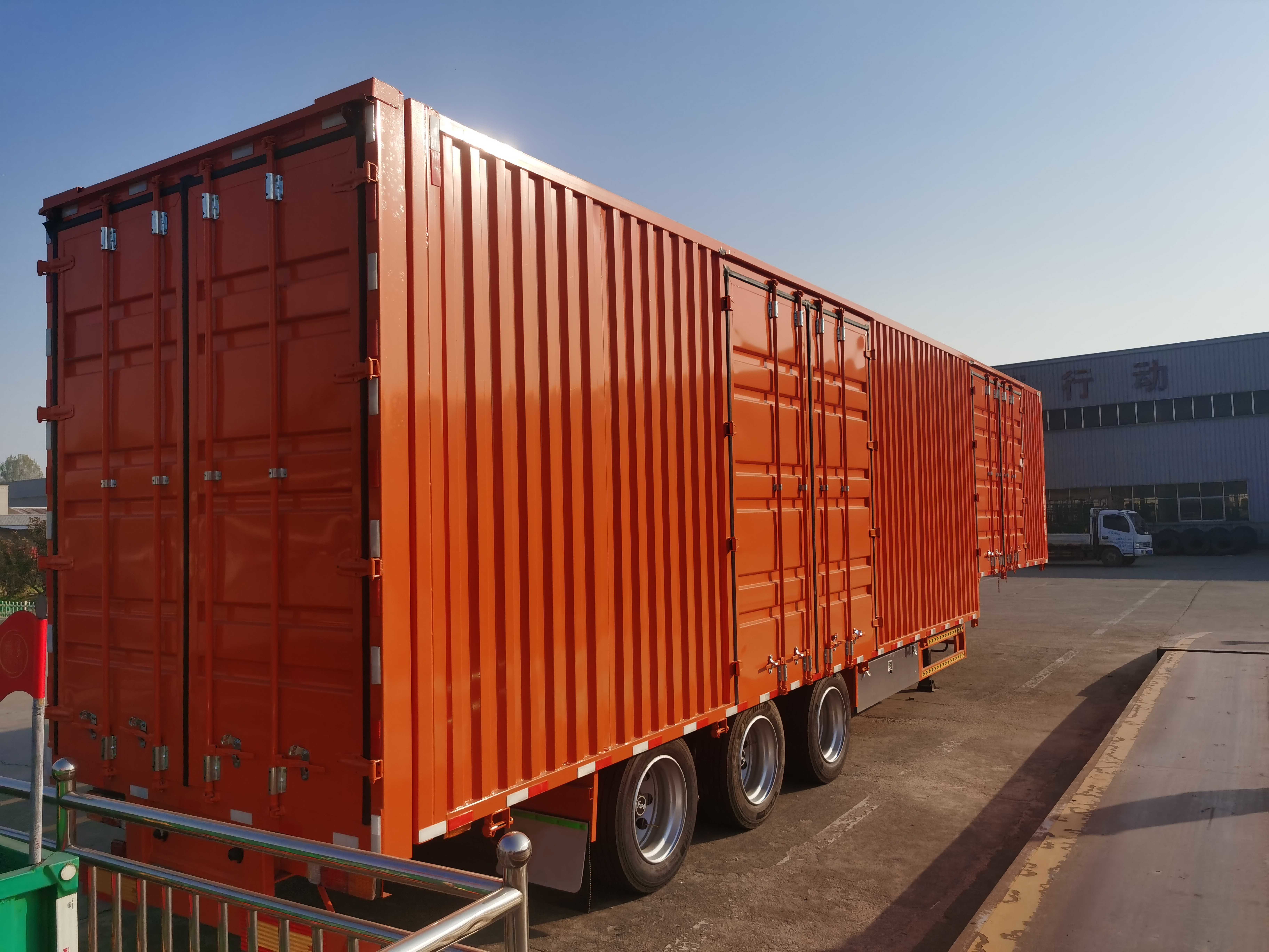 Enclosed 3 Axle Box Cargo Trailer 80 Ton High Load Capacity High Capacity