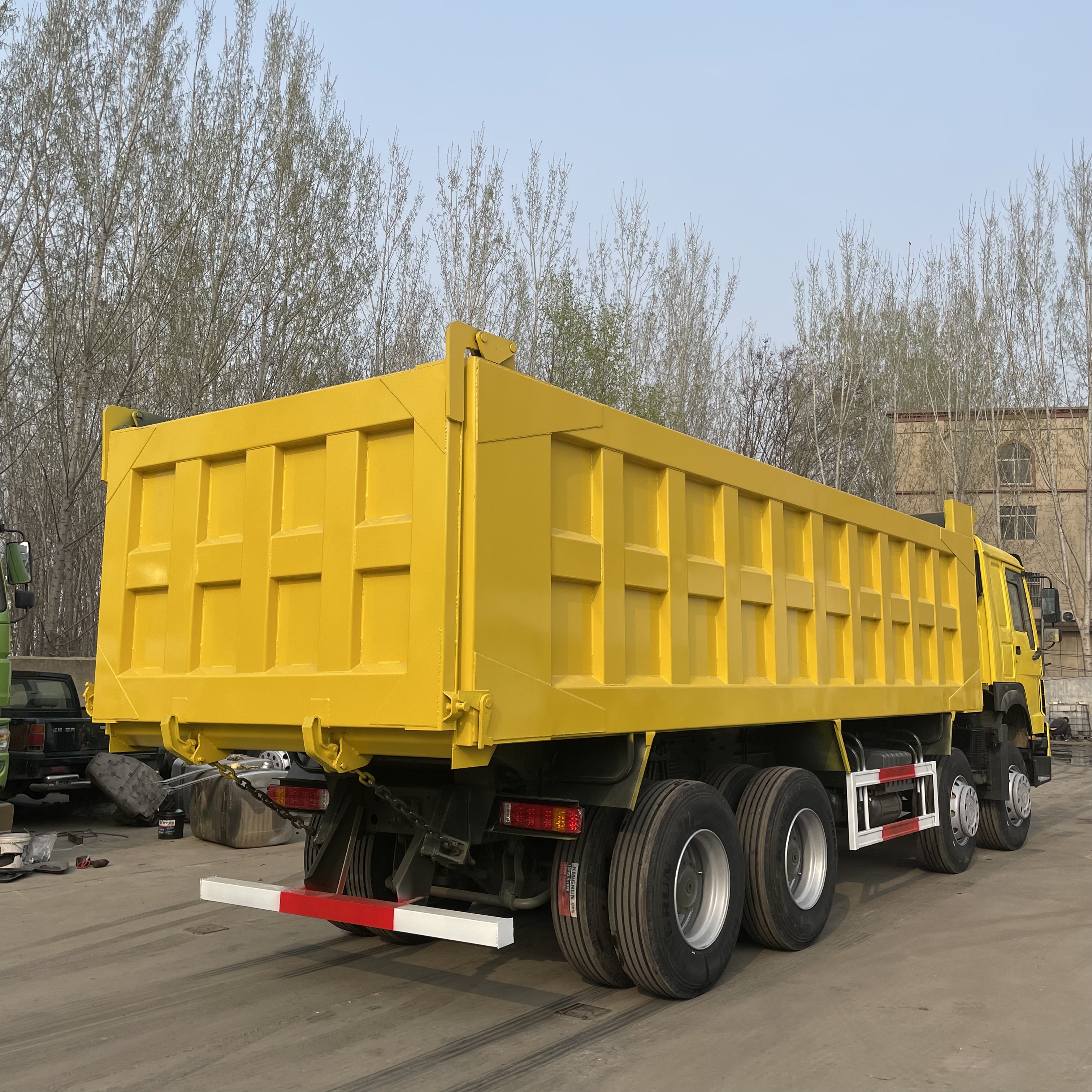 RHD SINO HOWO 8X4 Heavy-duty Used Dump Tipper Truck G.V.W. 31T Gearbox FAST12JSXD240T
