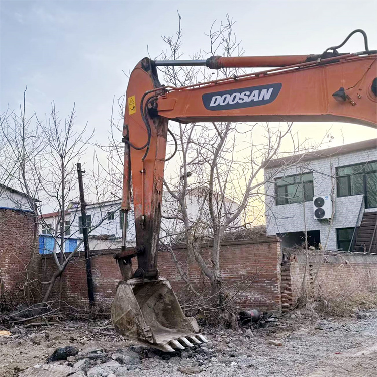Medium 22 Ton Doosan DH225-7 Excavator from South Korea with Operating Weight of 21800 KG