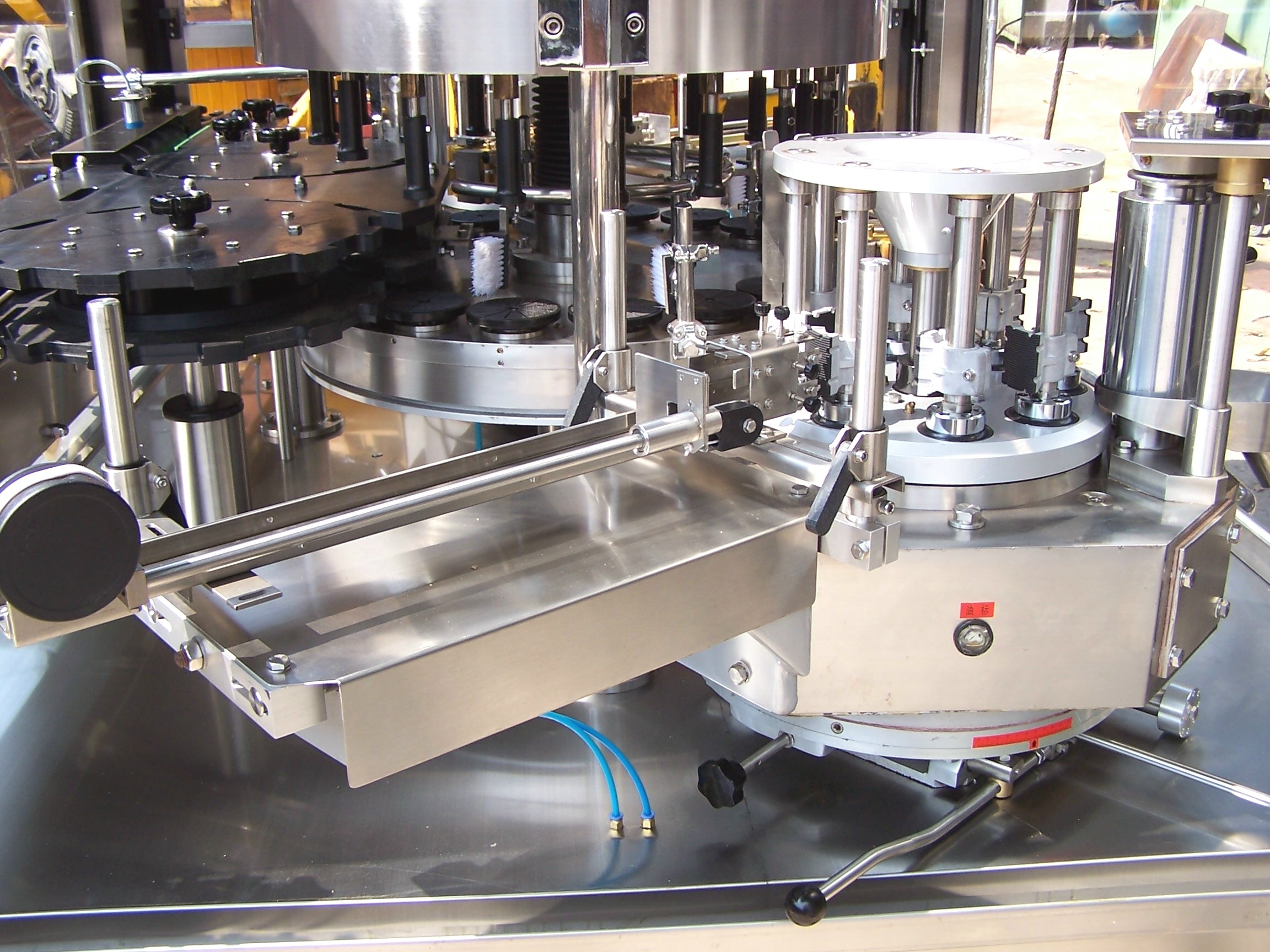 The hot melt glue rotary labeling machine