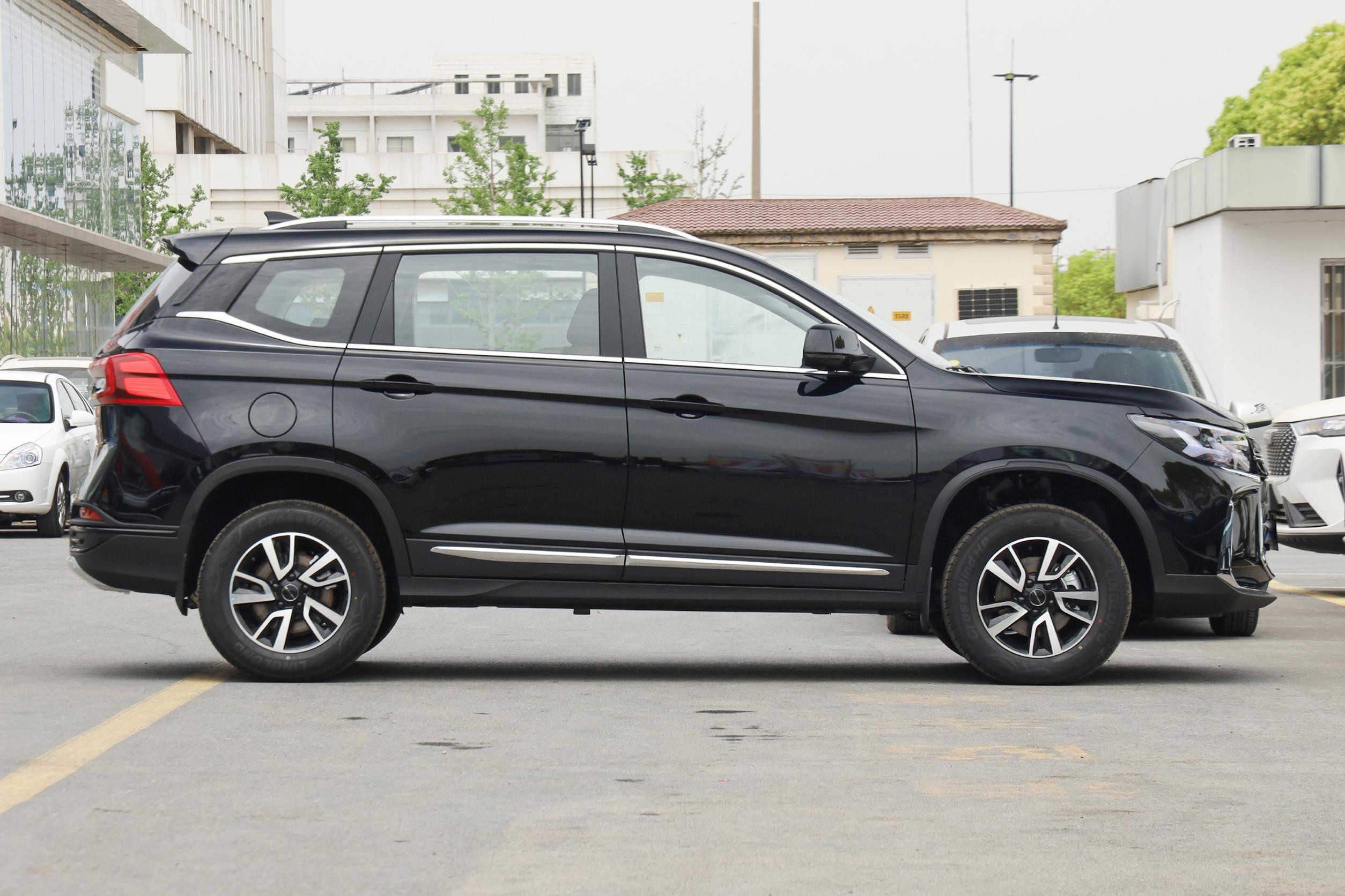 Chinese Dongfeng Fengxing T5 SUV 5 Seats 55L Fuel Efficient Cars 7 Shift