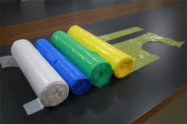 Buy cheap Disposable Polythene Paint Aprons And Smocks , Adult Clothing Protectors On Rolls from wholesalers