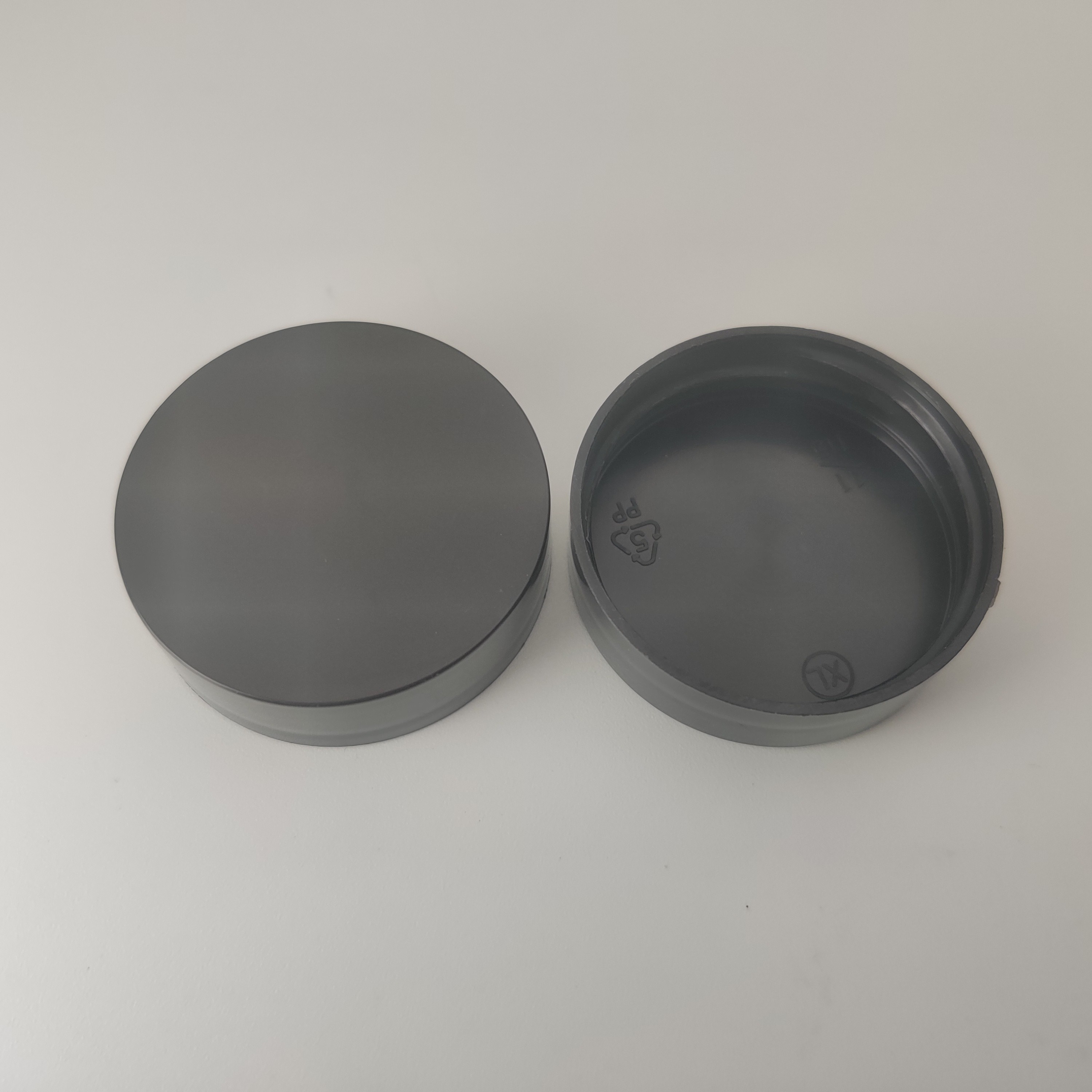 Leak Resistant Black 38/400 Unlined Smooth Cap For PET Bottle