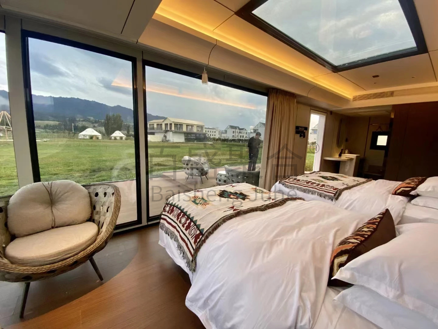 Villa Container Houses Customized Double Glazing Glass Mobile Space Capsule Cabin Hotel