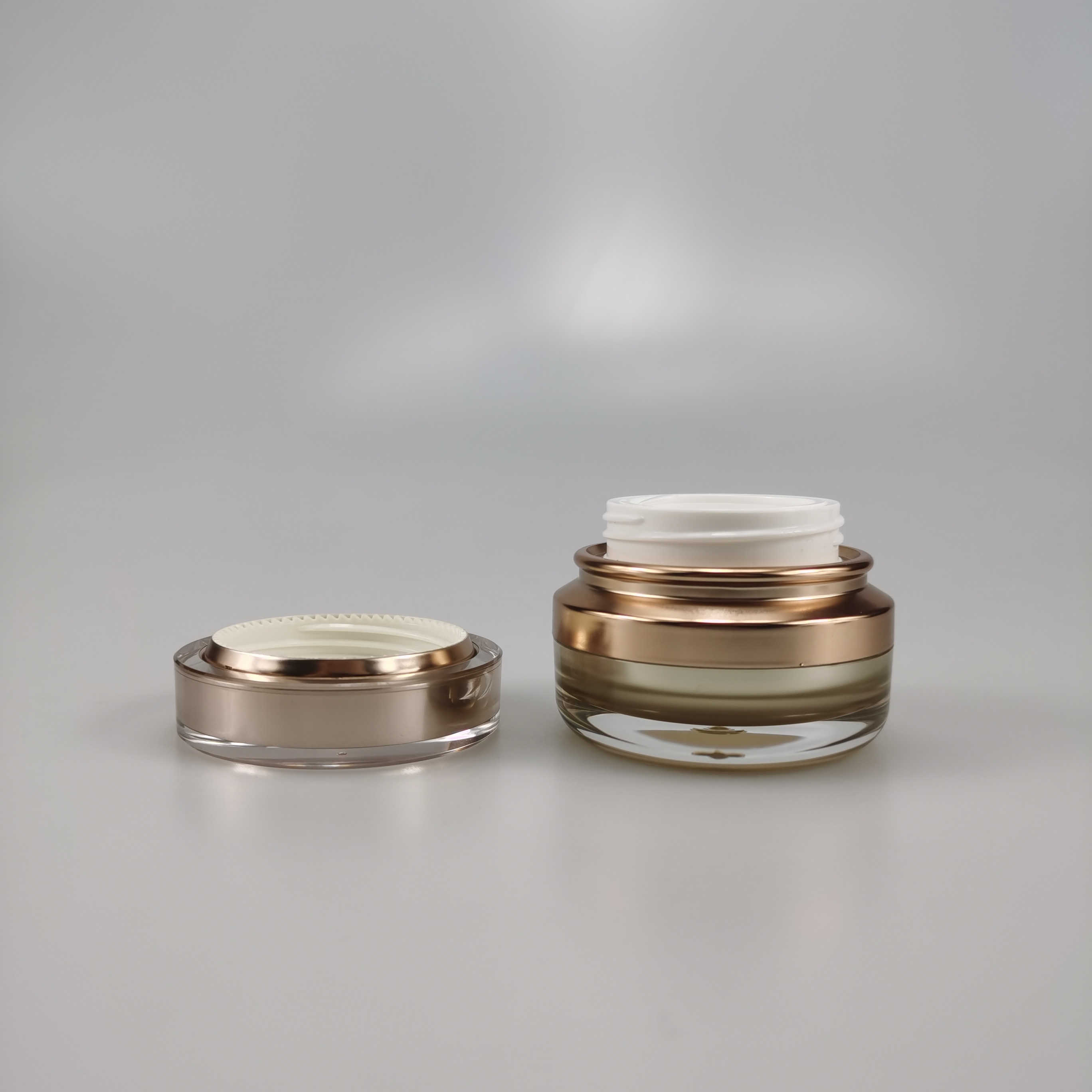 15g 30g 50g Round Gold Eco-Friendly Acrylic Cream Jar with Oblique Shoulder Design