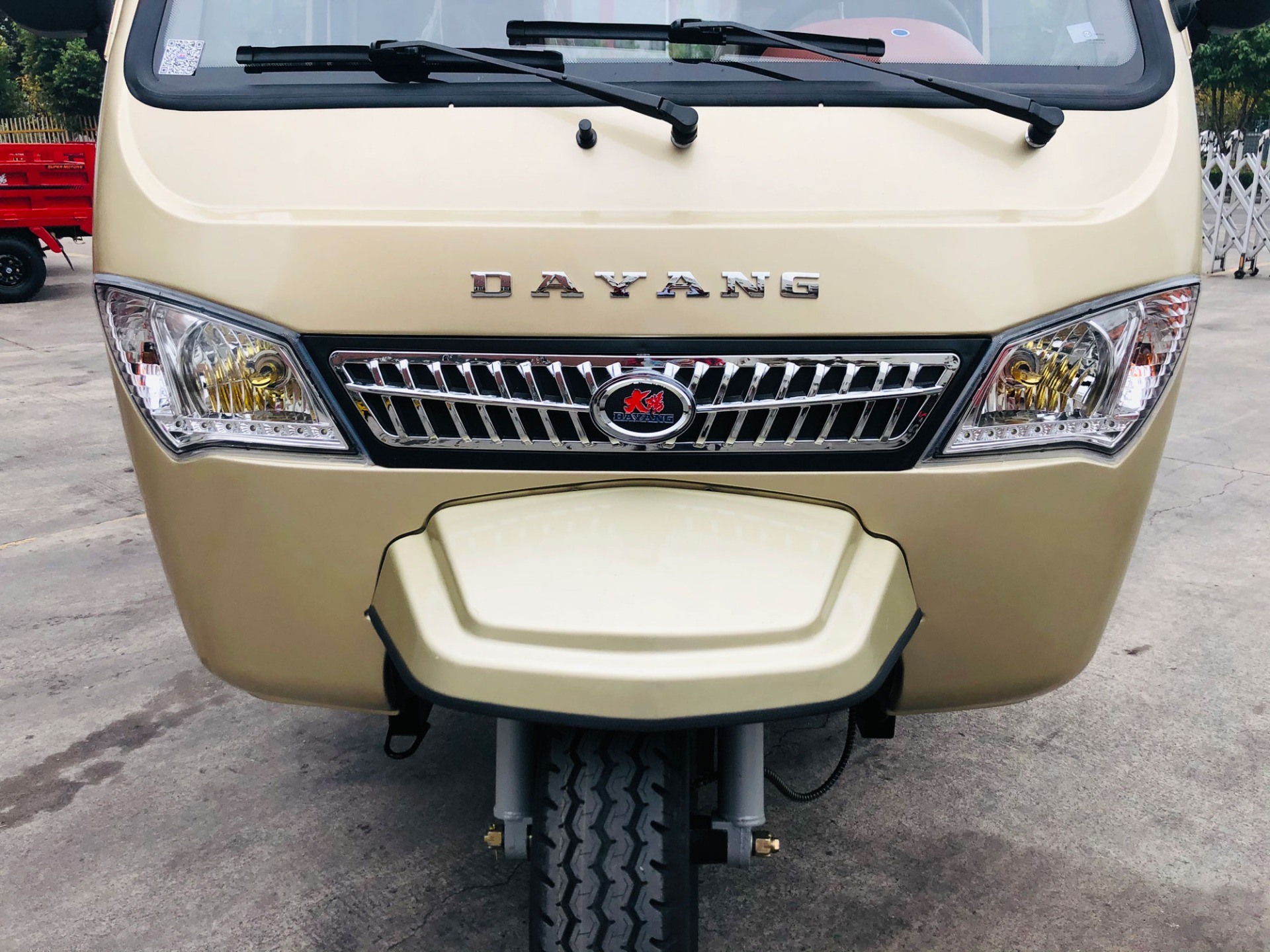 DAYANG Heavy Duty Three Wheel Cargo Tricycle with Drive Cabin and Large Displacement