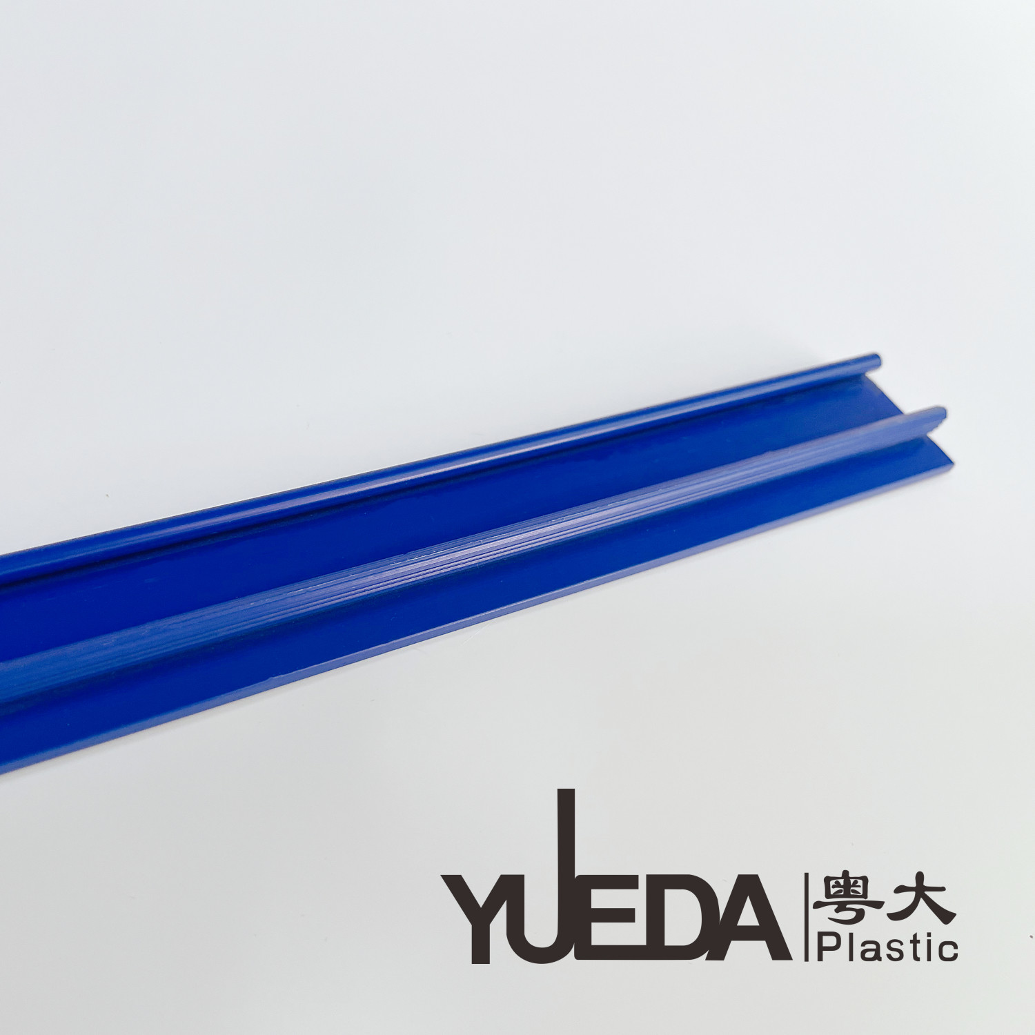Tailored PVC Plastic Profiles Plastic Clamp Strip Flame Resistance Color Adjustable