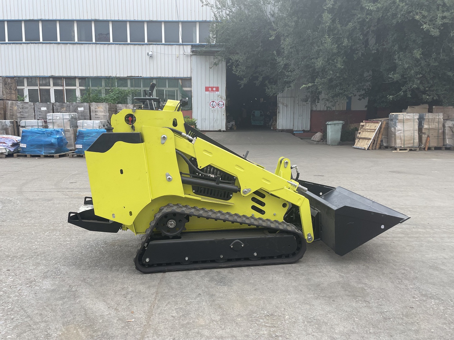 1330 kg Machine Weight Mini Tracked Skid-Steer Loader Powerful and Compact