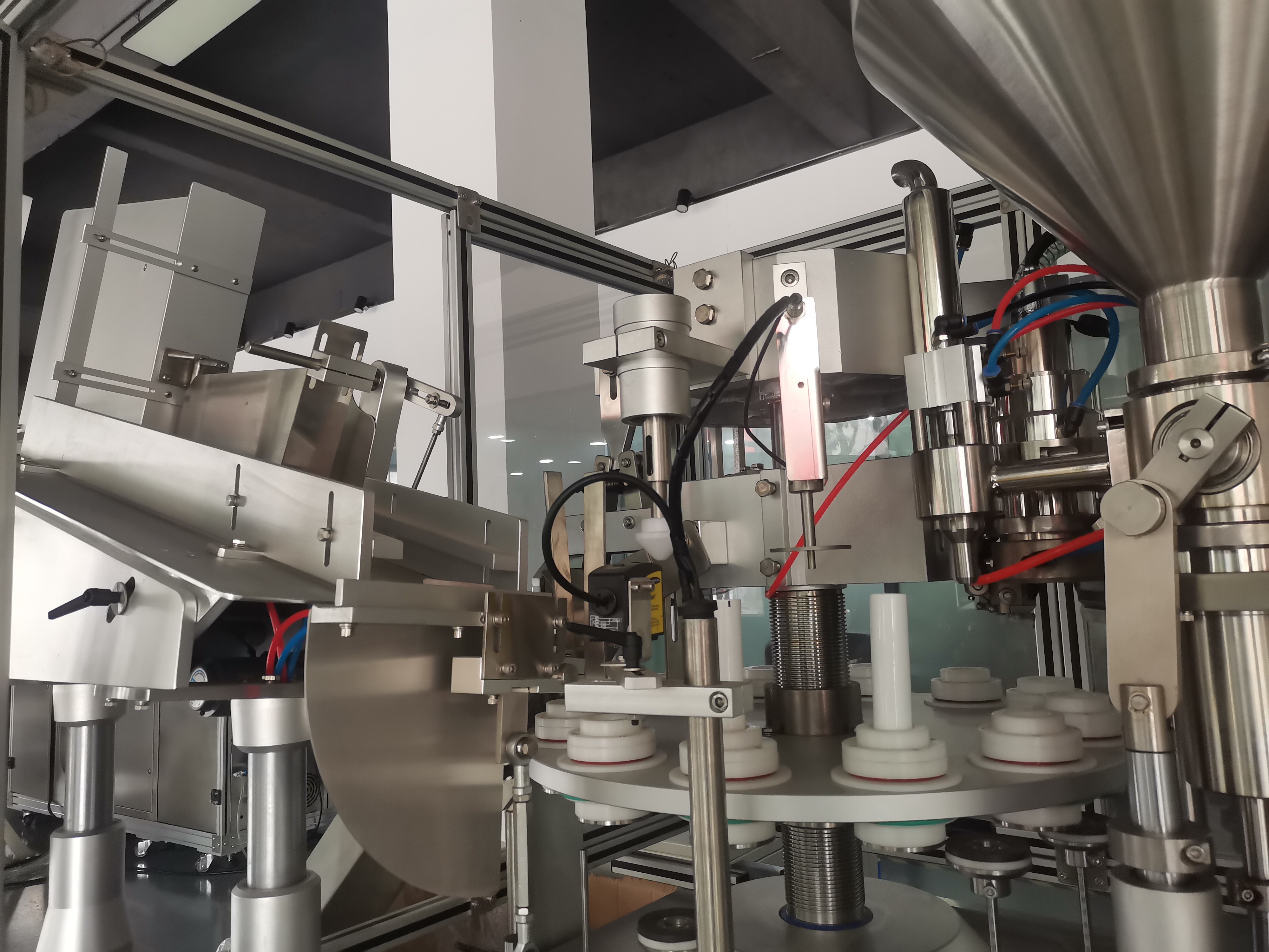Fully Automatic Tube Sealing Filling Machine Low Noise For Food Pharmaceutical 30pcs / Min