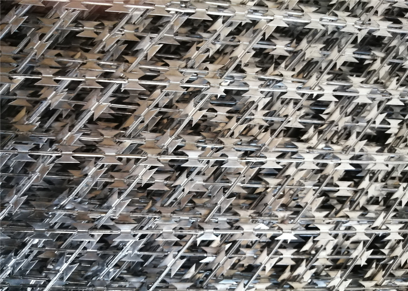 RAL 6005 Powder Coated Welded Razor Mesh Ribbon Fencing Custom Fence Panels