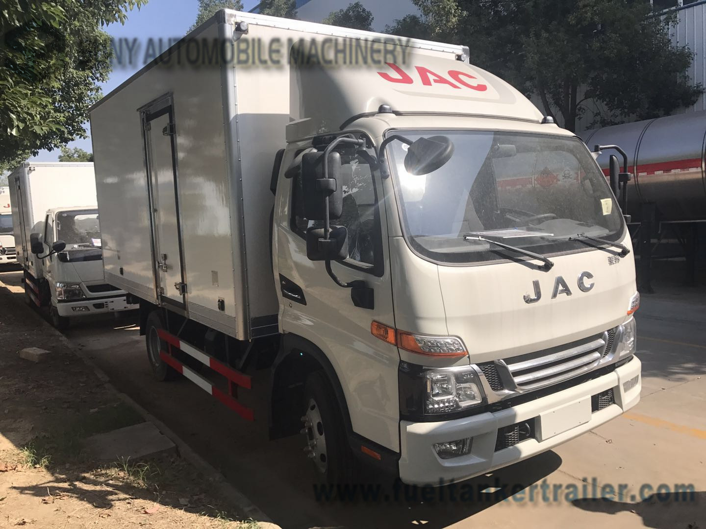 1-4 Ton JAC 4x2 Light Refrigerator Van Truck / Dry Box Van Cargo Truck 3308 Mm Wheel Base
