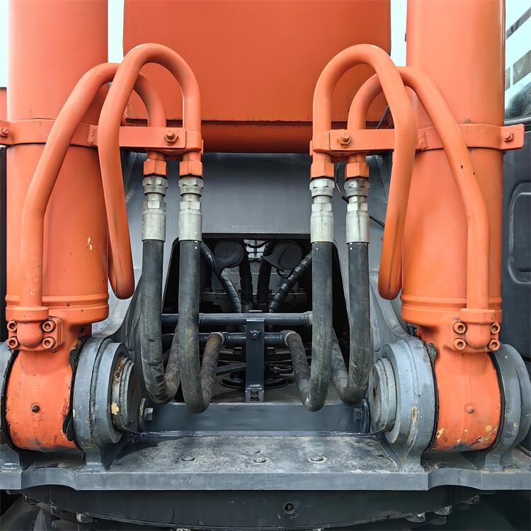 Hitachi Zx330-5A Excavator Second-Hand Earthmoving Crawler Digger with Cummins Engine