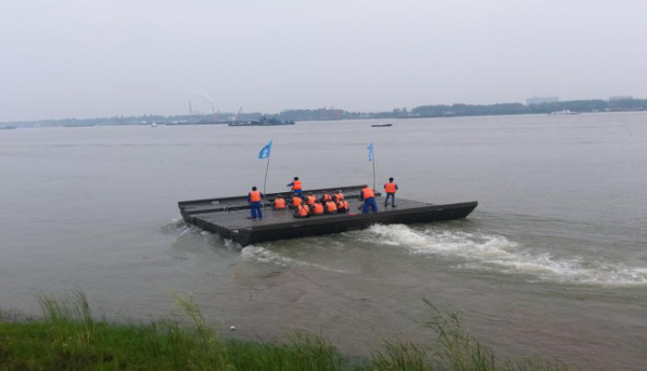 Ferry Military Pontoon Bridge Tracked Load 72t Or Wheel Load 83t To Cross Over River