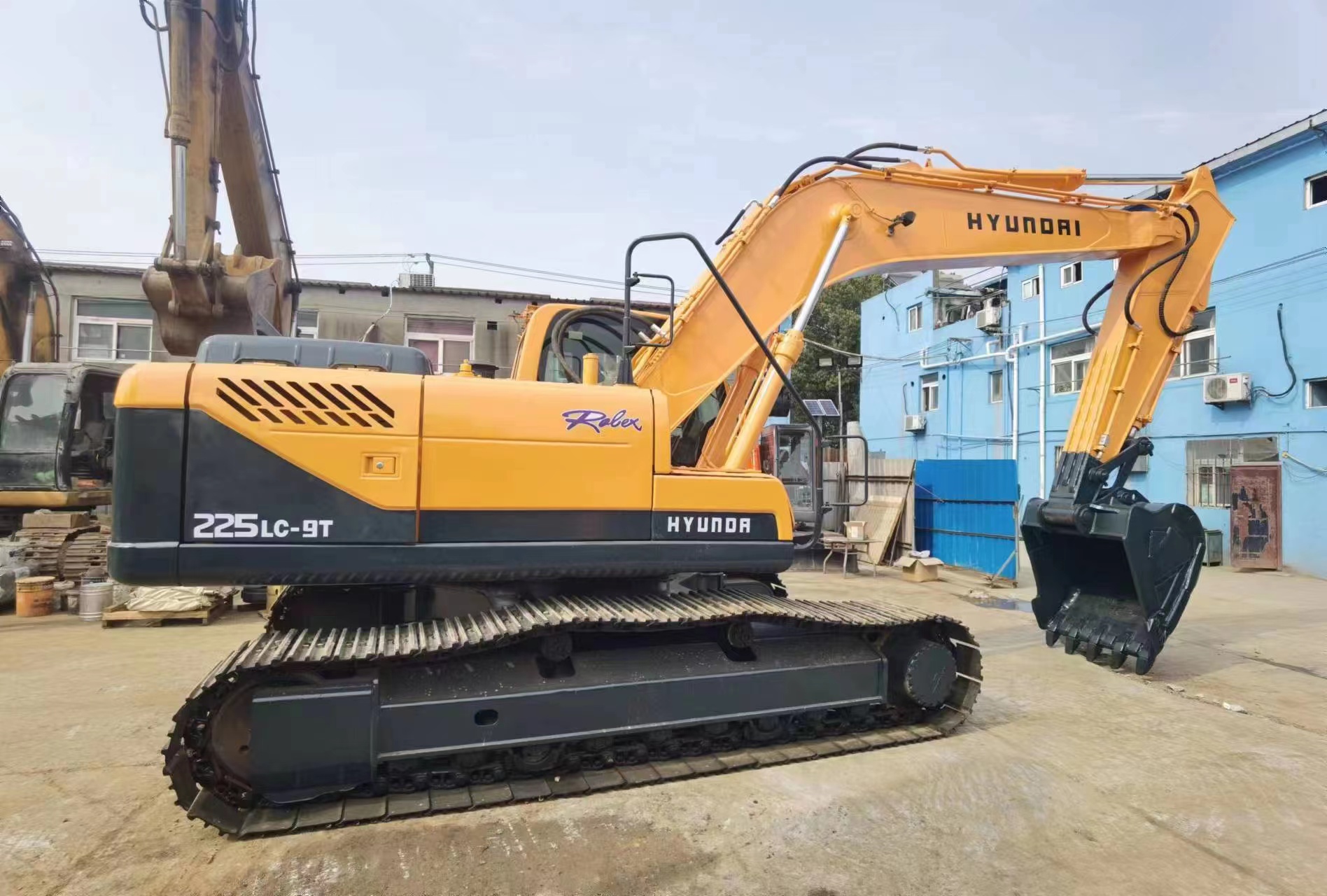 Excavator R225LC