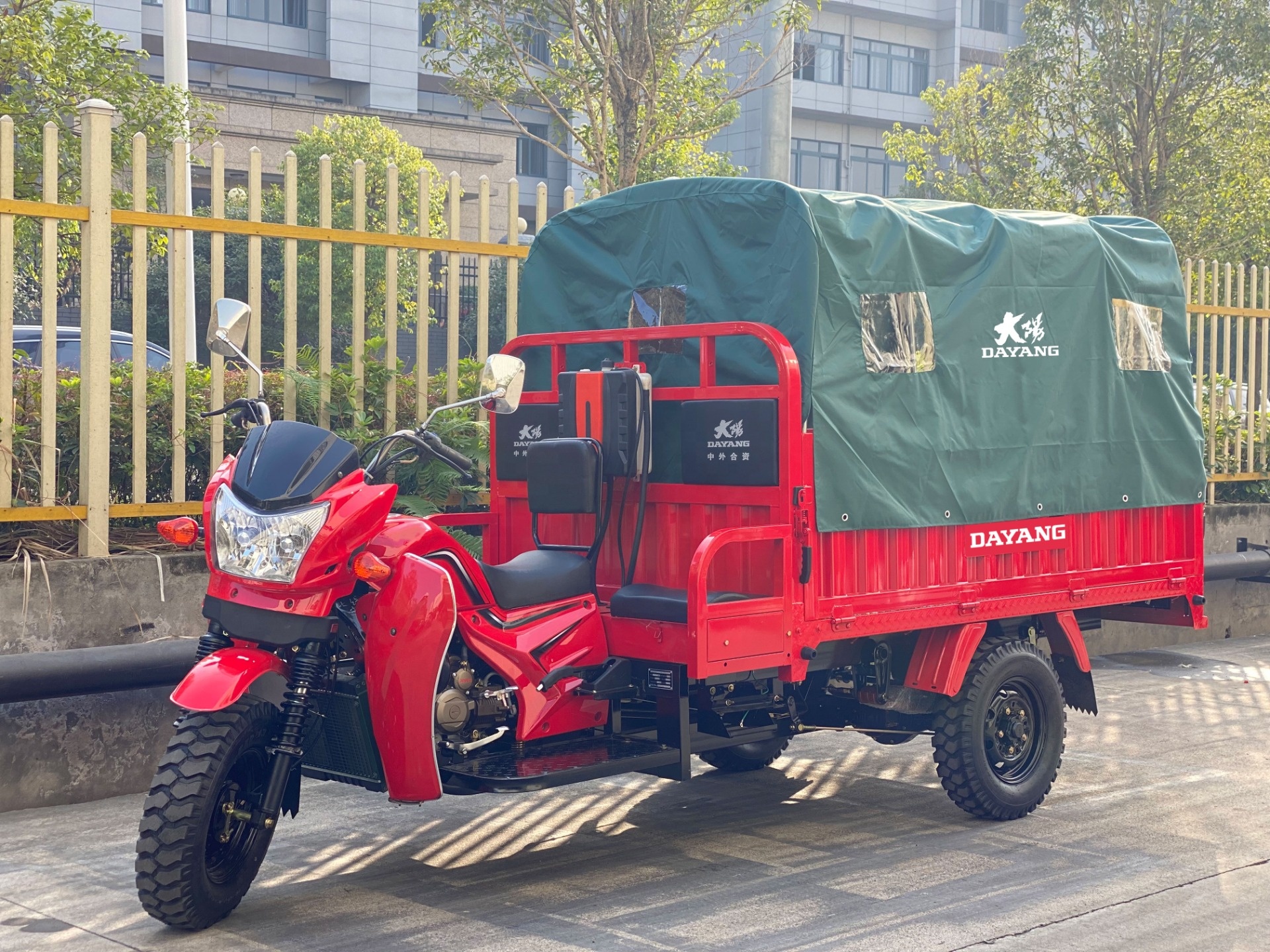 150CC Heavy Load Cargo Tricycle with 5.0-12 Tire Size and 2.4*1.35m Cargo Box Size