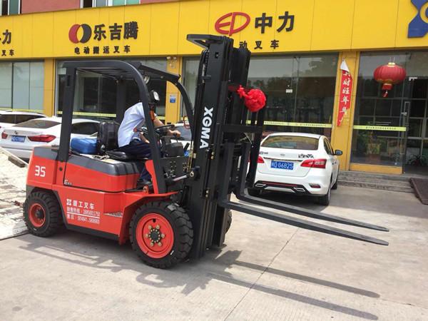 Buy cheap Pneumatic Tire Diesel Operated Forklift , Forklift 3 Ton Lower Consumption from wholesalers