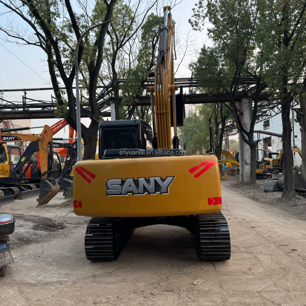 Low price sale of original hydraulic track type Sany SY135 second-hand excavator and hook machine