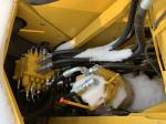 Excavating 22 tons of durable hydraulic track type PC Komatsu 220 second-hand