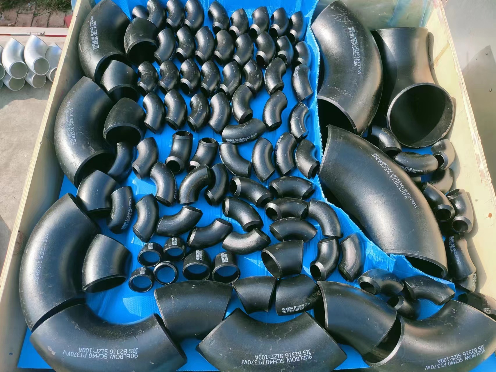 ANSI JIS DIN ASME Standard Seamless Carbon Steel Tube Elbows Butt Weld Steel 45/90 Degree Elbow
