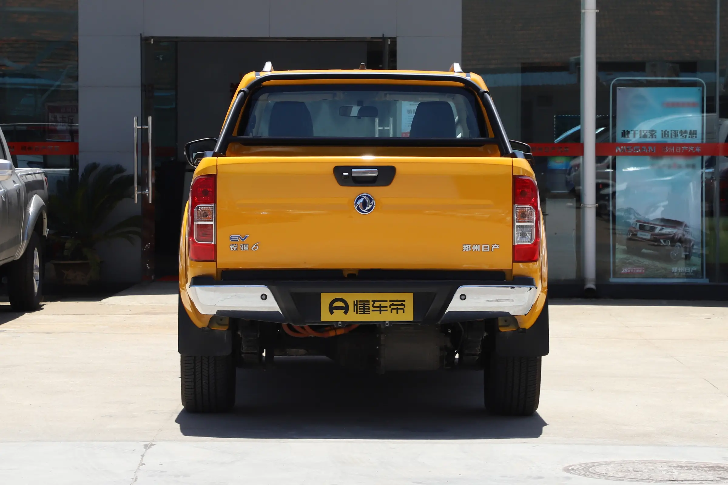 Left-Hand Drive 4x4 Electric Cars Dongfeng Pickup Truck with Manual Transmission