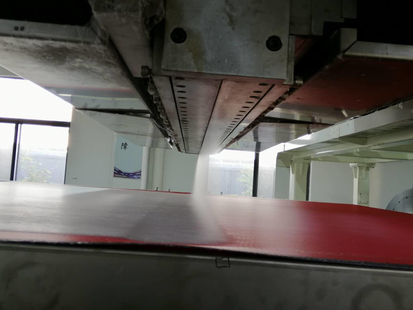 Vertically Down Melt Blown Fabric Machine Keeping Stabilize Product Quality white and blue