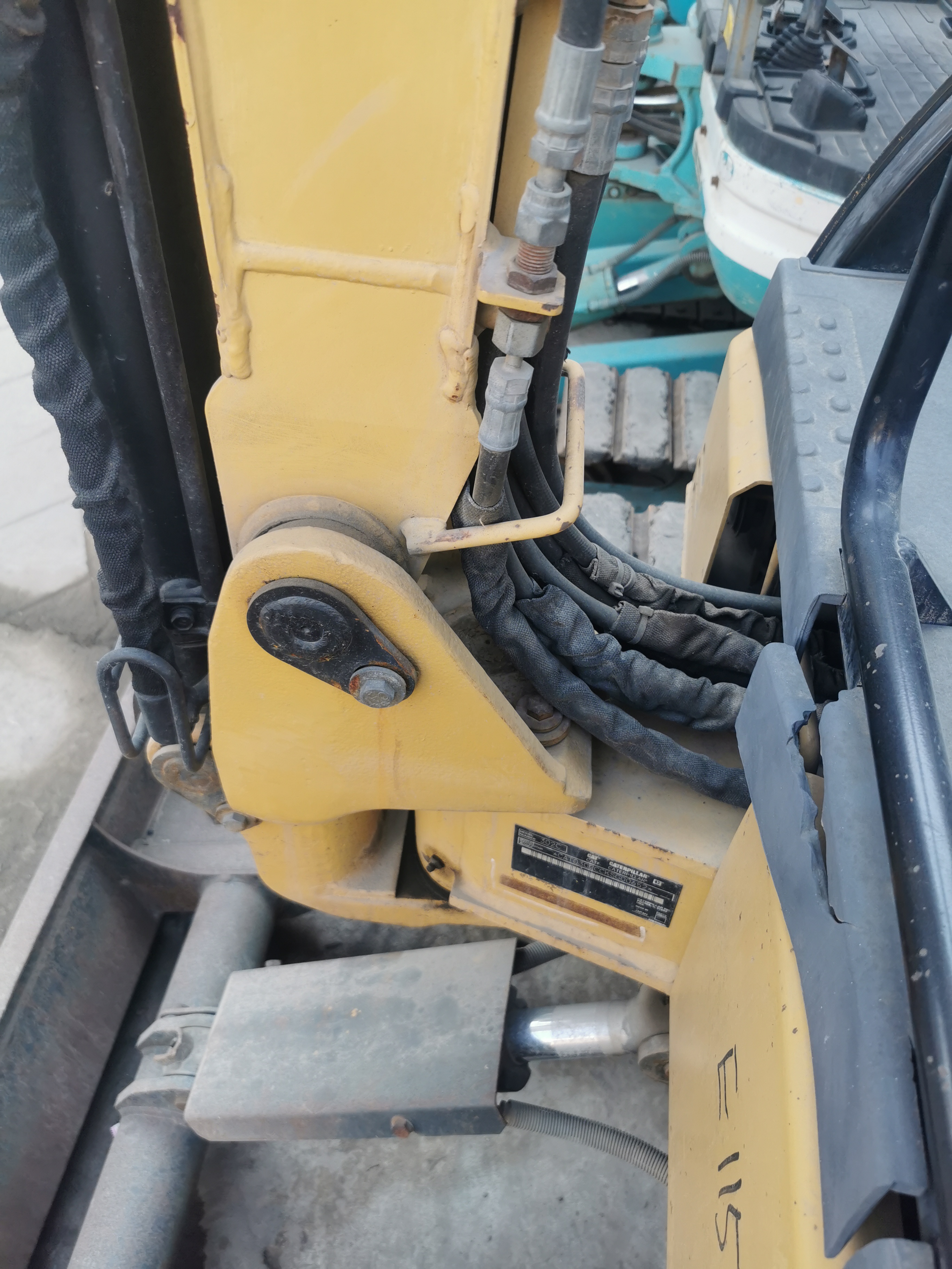 Original Cat 302C Small-Sized Crawler Excavator with 0.04 Bucket Capacity and Design