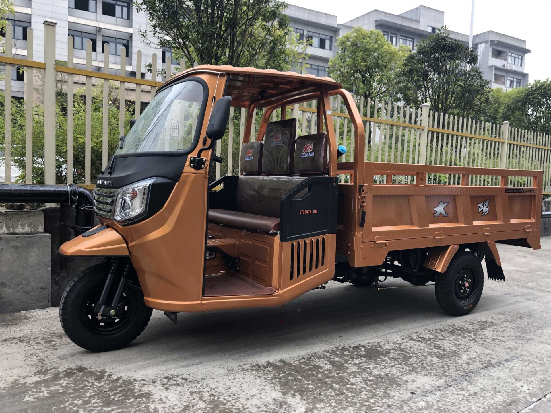 Hydraulic Rear Brake Standard Size Motorized Cargo Cabin Tricycle for Cooling Mode