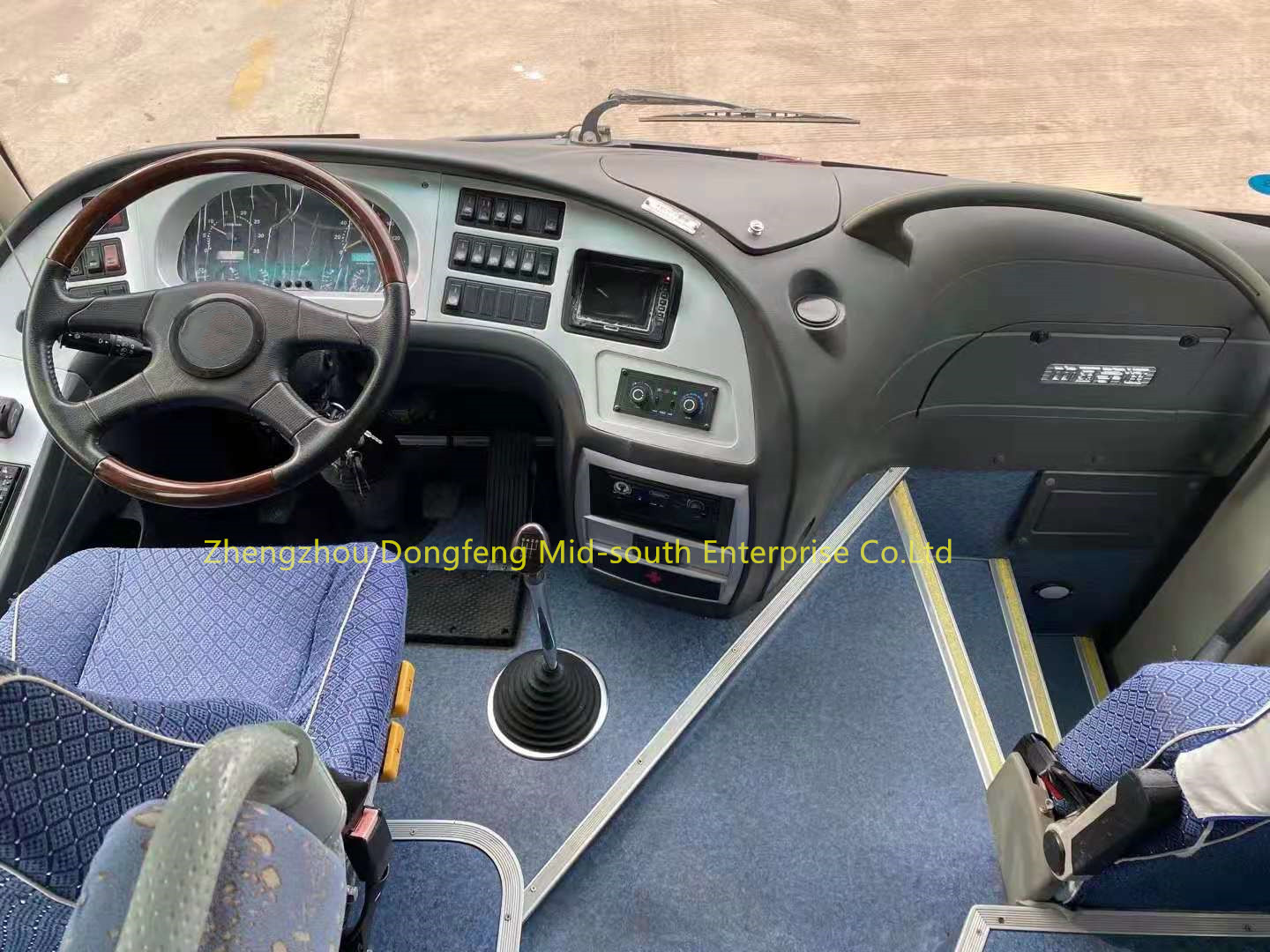 Left Drive Used Coach Bus with Yuchai Engine and Manual Transmission in Good Condition