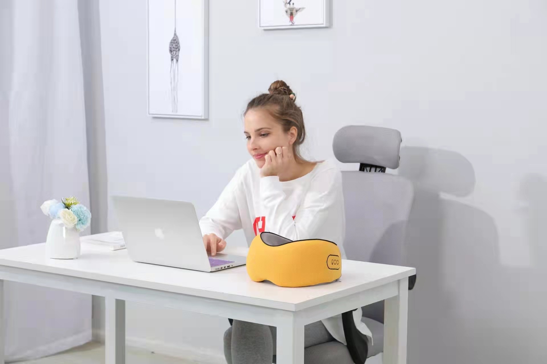 Graphene Electric Heating Pillow U Shaped 45degree Temperature ODM For Neck Massager