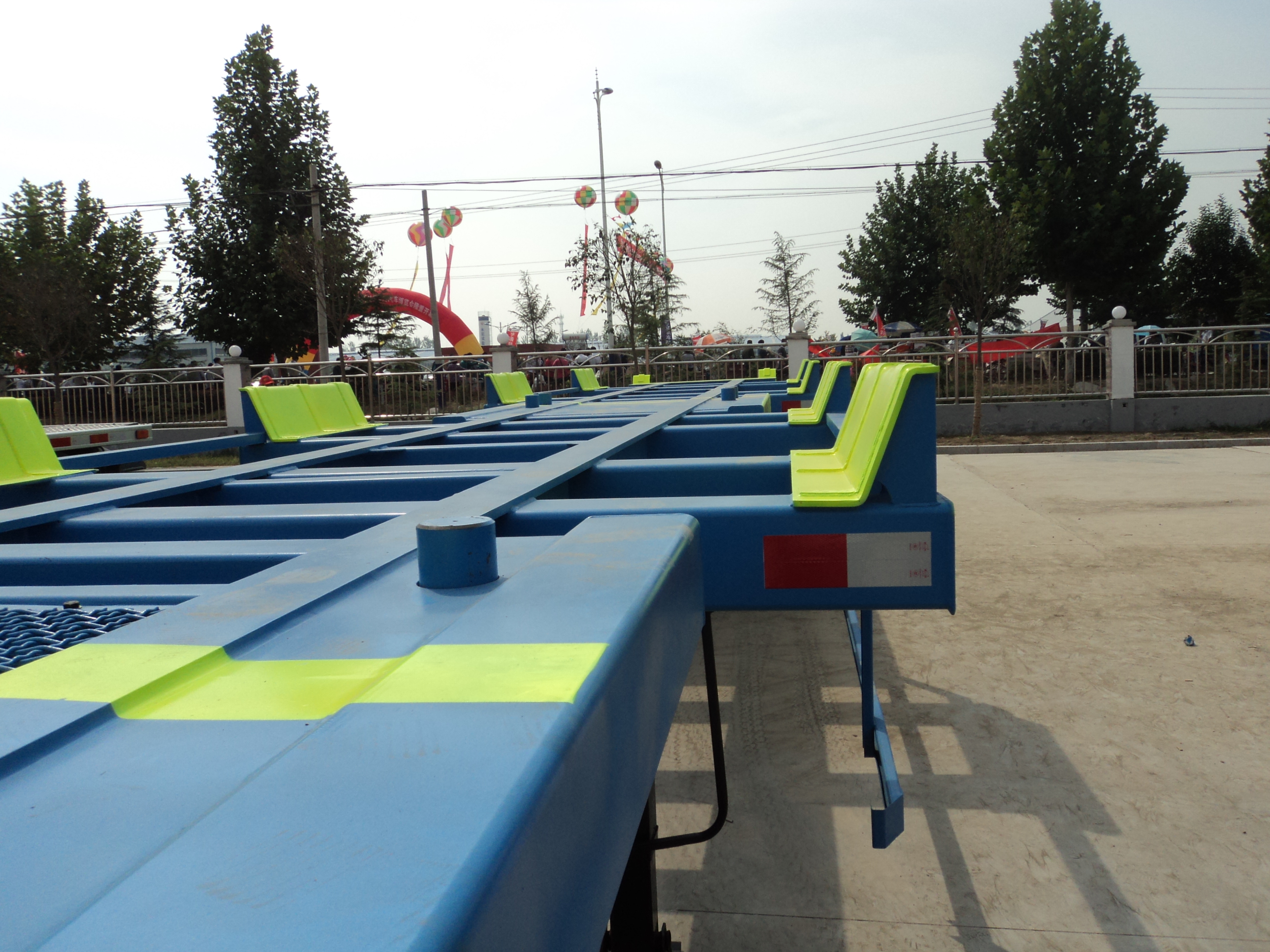 3 Axle Skeleton Container Transport Truck Semi Trailer with Standard 28Ton Landing Gear