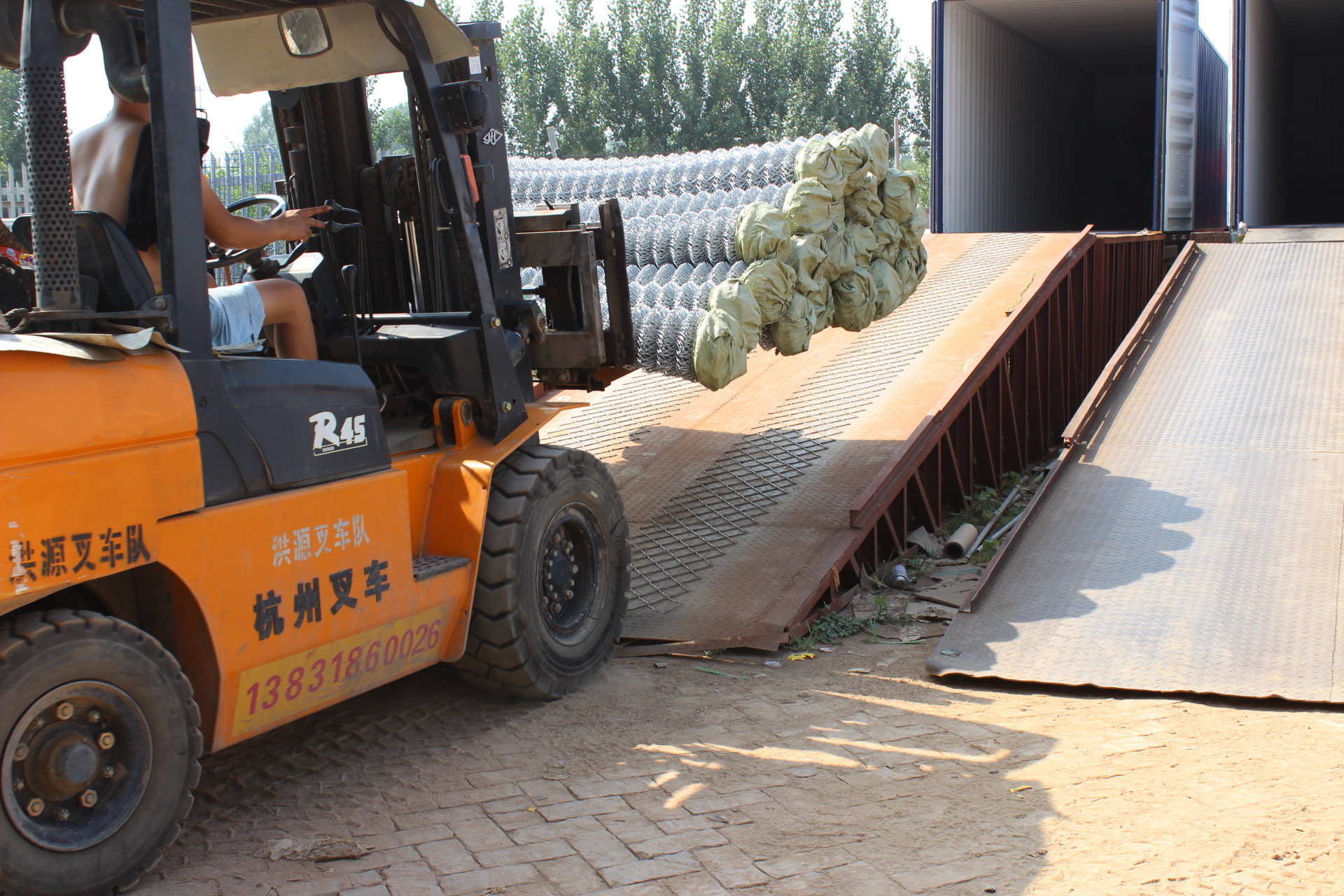 Black PVC Coated Chain-Link Fence/Cyclone 2.1m*15m*50mm*50mm*3.5mm