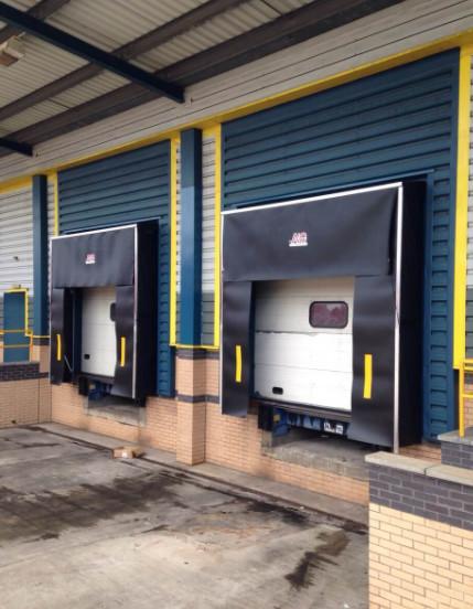 Weatherproof Loading Dock Shelter For Warehouse Seal Trailers Resistant Cold