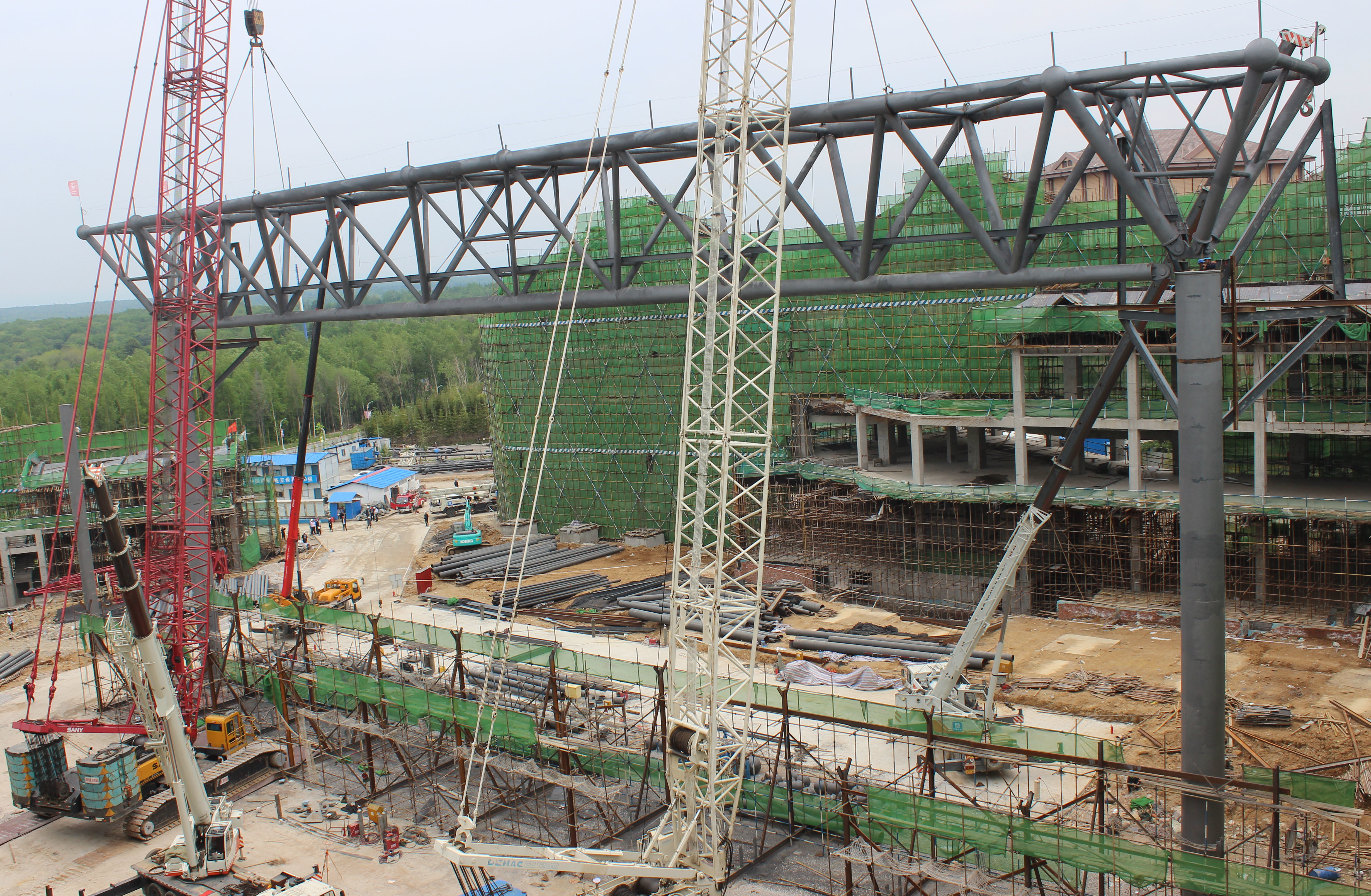 100m Long Span Truss Structure Grey Q345 Steel Tube Trusses On Site Installation