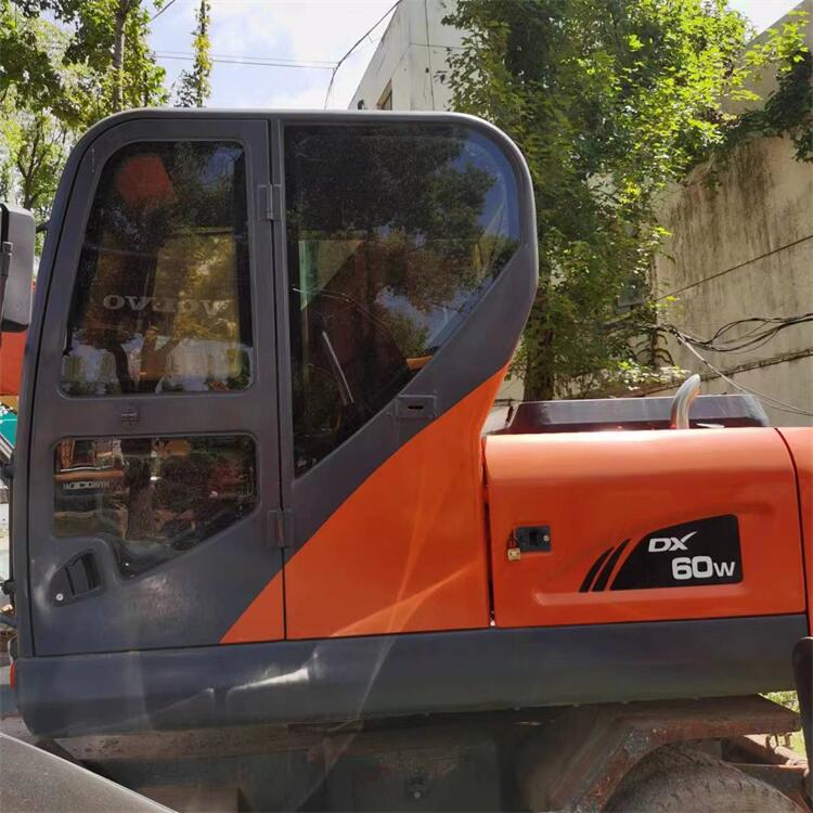 2560 Working Hours Doosan Mini Wheel Digger DX 60W Used 6 Ton Wheel Shovel in Shanghai