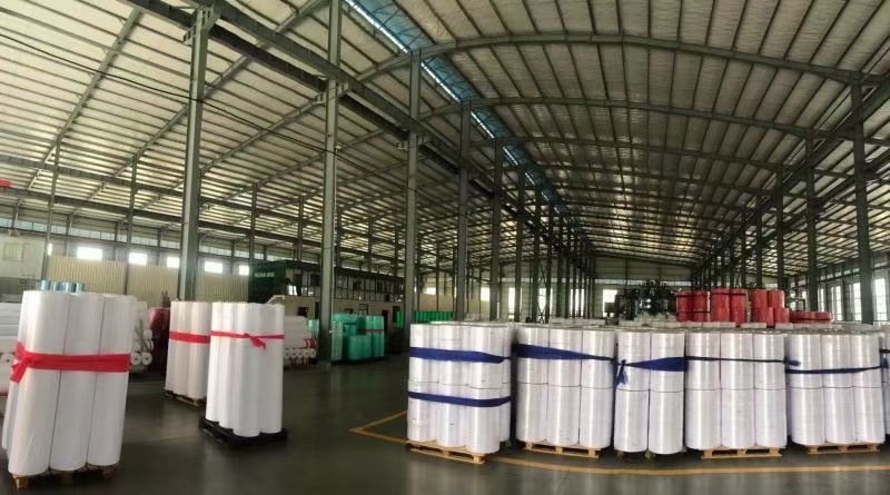 China Manufacture White/Blue 25GSM 100% PP Spunbond Nonwoven Fabric Textile Polypropylyne 3 Ply Mask Material