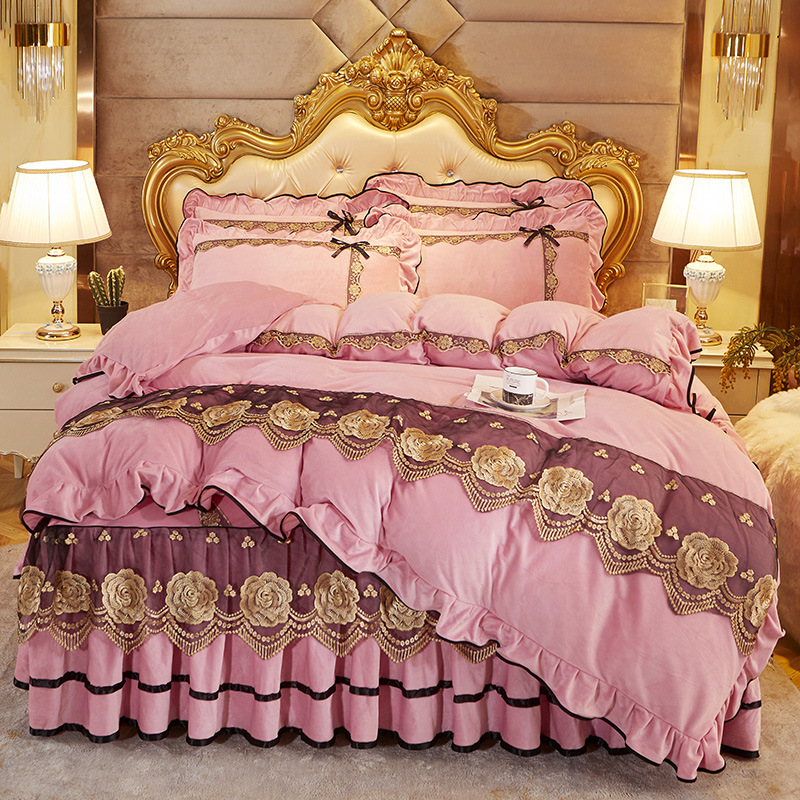 Luxury Embroidery Label Comfortable Wedding Quilt Bedding Set with Cotton Filling