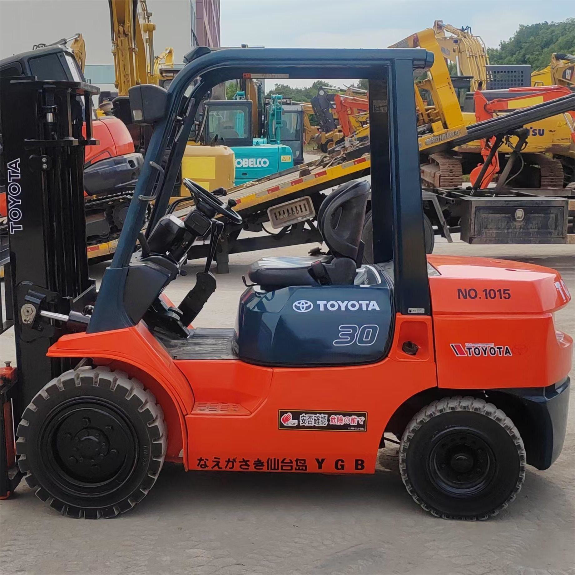 Secondhand Diesel Toyota 3 Tonne Forklift Standard Stage With Container Mast